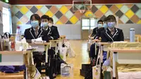 Sejumlah siswa di sebuah kelas dipindahkan ke gimnasium dalam ruangan untuk memastikan jarak aman antarkursi di Guangqumen Middle School, Beijing, China, Senin (27/4/2020). Sekolah menengah atas di Beijing memulai kembali kegiatan belajar di kelas untuk siswa tingkat akhir. (Xinhua/Chen Zhonghao)