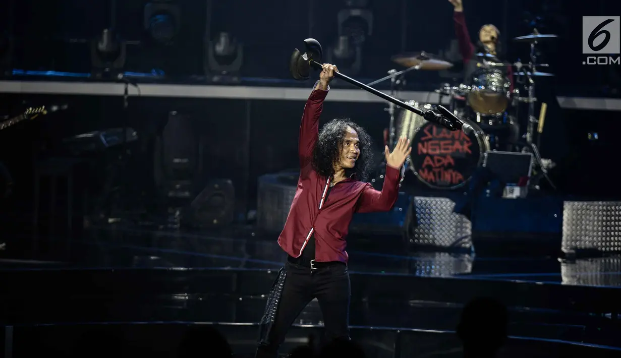 Vokalis grup band Slank Kaka beraksi pada konser bertajuk ‘Slank in Love’ di Balai Sarbini, Jakarta, Selasa (27/2). Pada konser malam ini, gitaris Abdee Negara tidak dapat tampil karena masih dalam keadaan sakit. (Liputan6.com/Faizal Fanani)