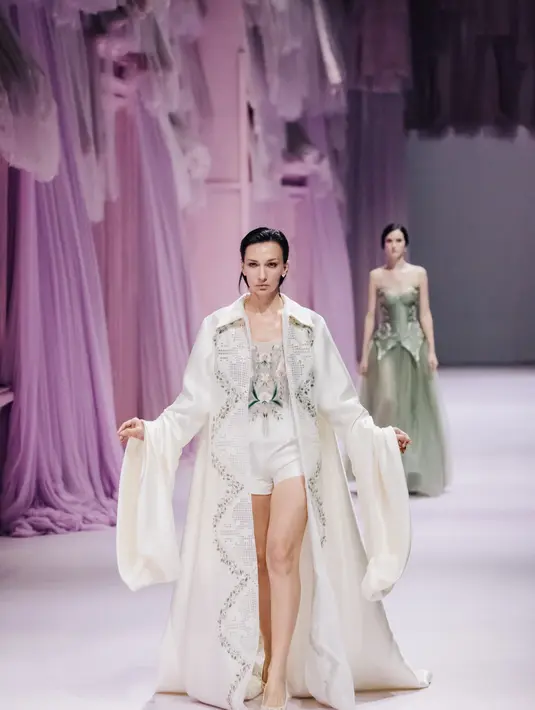 Hian Tjen menggunakan bermeter-meter tulle yang dihiasi dengan hamparan flora dan dedaunan, sehingga tercipta motif baru. Foto: Document/Hian Tjen.