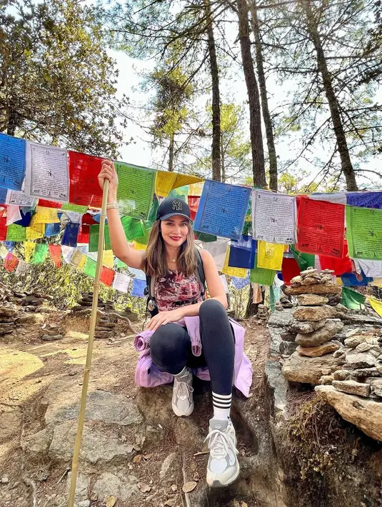 Kala hiking, Luna Maya tampil bergaya sporty mengenakan sport bra, leggings, dan jaket nuansa pink.  [Foto: IG/lunamaya].
