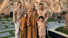 Pasangan penyanyi Anang Hermansyah dan Ashanty melaksanakan ibadah umrah di penghujung Oktober kemarin. Keduanya berangkat bersama tiga anak mereka. Selama berada di sana, Ashanty tampil beda dengan balutan hijab dan busana syar'i. Ia juga melewati hari ulang tahunnya saat masih berada di Tanah Suci. (Liputan6.com/IG/@ashanty_ash)
