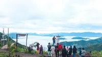 Menikmati Pagi dan Lautan Awan di Puncak Saludengeng