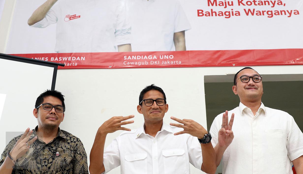 Cawagub DKI Jakarta, Sandiaga Uno (tengah) jelang memaparkan rekapitulasi penerimaan dan pengeluaran dana kampanye di Jakarta, Kamis (8/12). Sandi memaparkan hasil rekapitulasi anggaran hingga 30 November 2016. (Liputan6.com/Helmi Fithriansyah)