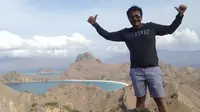 Mantan Gubernur DKI Jakarta, Djarot Saiful Hidayat berpose saat berlibur di Pulau Padar, Taman Nasional Komodo, NTT (17/10). Djarot datang ke Pelabuhan Loh Liang (pintu masuk Pulau Komodo) dengan naik speed boat. (instagram/@happydjarot)