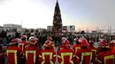 Para petugas pemadam kebakaran mengikuti upacara pendirian pohon Natal di Beirut, Lebanon (20/12/2020). Pohon Natal ini didirikan ntuk mengenang para petugas pemadam kebakaran yang tewas dalam ledakan di Pelabuhan Beirut pada 4 Agustus lalu. (Xinhua/Bilal Jawich)