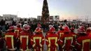 Para petugas pemadam kebakaran mengikuti upacara pendirian pohon Natal di Beirut, Lebanon (20/12/2020). Pohon Natal ini didirikan ntuk mengenang para petugas pemadam kebakaran yang tewas dalam ledakan di Pelabuhan Beirut pada 4 Agustus lalu. (Xinhua/Bilal Jawich)
