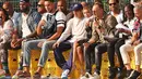 Hailey Baldwin dan Justin Bieber sendiri duduk bersebelahan dengan mantan Kendall Jenner, Ben Simmons. (Nicholas Hunt/Getty Images for NYFW: The Shows/E!)