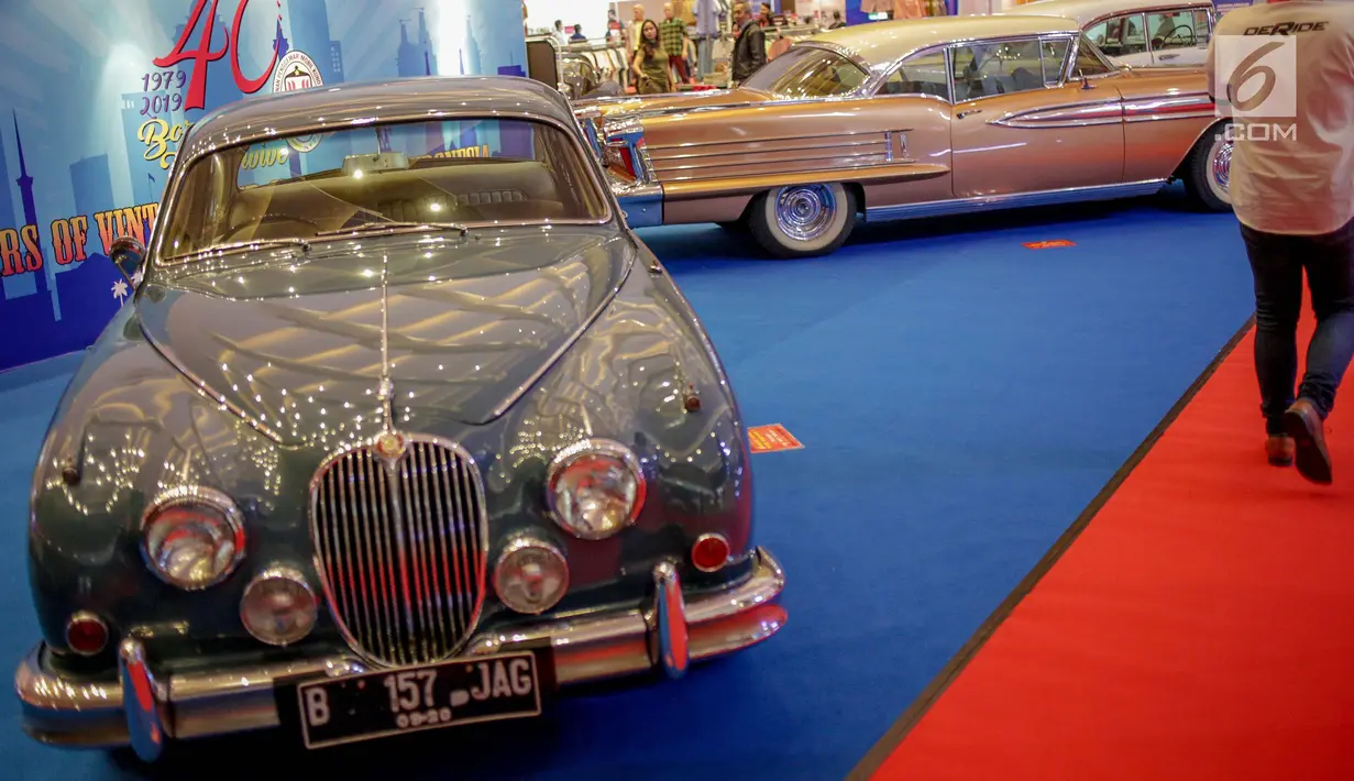 Mobil klasik dipamerkan selama Indonesia International Motor Show (IIMS) 2019 di JIExpo Kemayoran, Jakarta, Kamis (25/4). Selain mobil-mobil teranyar, ajang IIMS 2019 juga memamerkan mobil-mobil klasik sebagai edukasi mengenai sejarah industri otomotif di Indonesia. (Liputan6.com/Faizal Fanani)