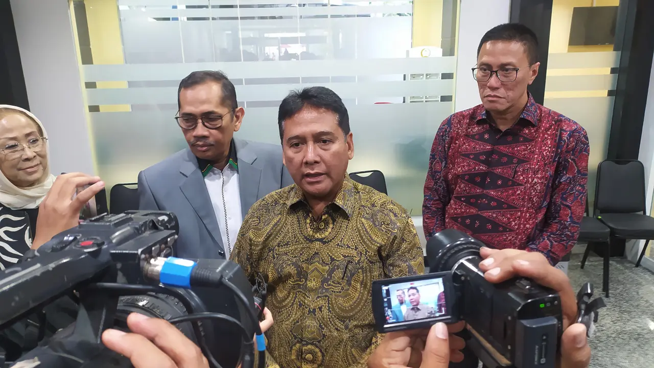 Ketua Umum Gabungan Industri Pariwisata Indonesia (GIPI) Hariyadi Sukamdani dalam konferensi pers Pendaftaran Uji Materiil UU 1/2022 Yang Terkait Dengan Pajak Hiburan, di kantor Mahkamah Konstitusi, Rabu (7/2/2024). (Tira/Liputan6.com)
