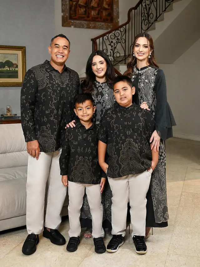 Nia Ramadhani kenakan busana Lebaran (Instagram/ramadhaniabakrie)