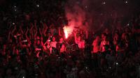 Meski dilarang, The Jakmania masih bisa selinapkan flare ke dalam stadion saat Persija vs Semen Padang.