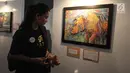 Artis Marcella Zalianty saat melihat karya dalam pameran seni badak Sumatera di Perpustakaan Nasional Indonesia, Jakarta Pusat, Jumat (19/1). Pameran ini bertajuk 'Harta Karun Tersembunyi Indonesia'. (Liputan6.com/Arya Manggala)