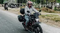 Omesh yang biasa tampil ceria dan sering melawak, tampak keren saat berada diatas motornya ketika touring. Lengkap dengan jaket dan helm full-face, pria yang kini berusia 33 tahun ini tampak memesona. (Liputan6.com/IG/@omeshomesh)