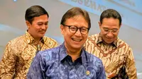 Menteri Kesehatan Budi Gunadi Sadikin mengenalkan Wamenkes Benny dan pembagian tugasnya dengan Wamenkes Dante Saksono, Jakarta (17/10/2025). Foto: Liputan6.com/Ade Nasihudin.