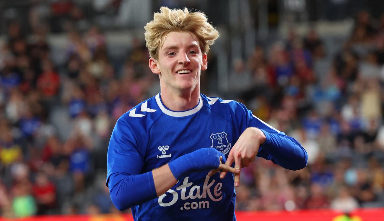 Anthony Gordon. Sayap kiri Inggris milik Everton berusia 21 tahun ini akhirnya berlabuh bersama Newcastle United pada 29 Januari 2023 setelah sebelumnya sempat diminati Chelsea. Newcastle United menebusnya dari Everton senilai 45,6 juta euro atau setara Rp742 miliar. (AFP/David Gray)