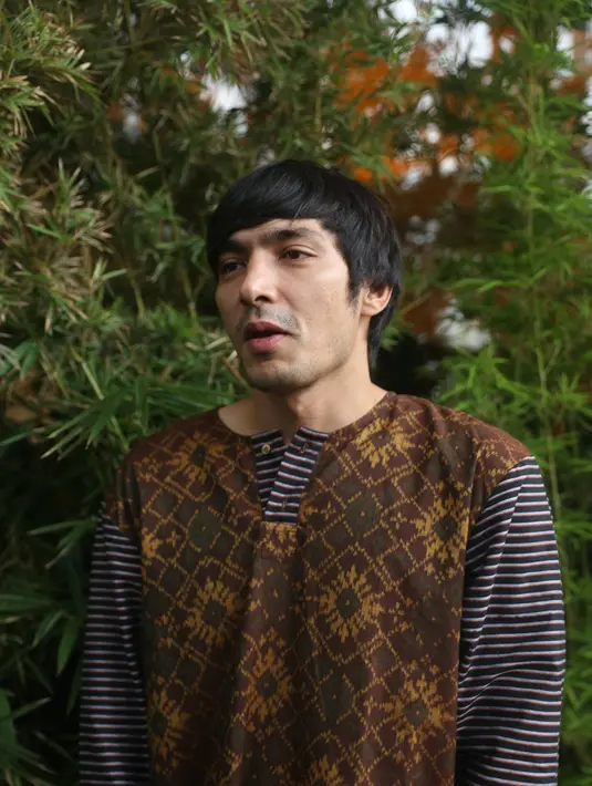 Di rumah tempat para pemain tinggal selama proses syuting di Amerika , Abimana Aryasatya menjadi sang pemimpin. Bahkan para wanita pun merasa janggal jika bepergian tanpa didampingi oleh Abimana. (Andy Masela/Bintang.com)