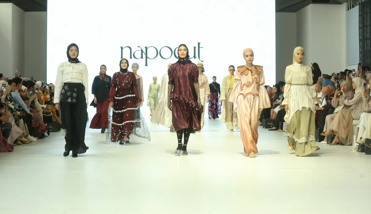 Koleksi yang ditampilkan di JFW tahun ini terinspirasi dari filosofi seekor anak ayam yang kehidupannya dimulai ketika ia menetas dari cangkang. [Fimela/Adrian Utama P]