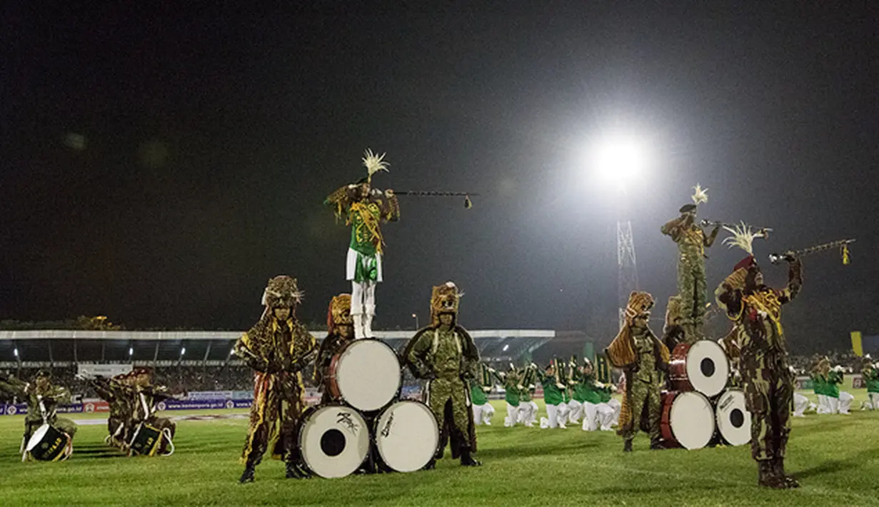 Penampilan drum band Taruna TNI AD meramaikan pembukaan Piala Kemerdekaan di Stadion Maulana Yusuf, Serang, Sabtu (15/8/2015). (Bola.com/Vitalis Yogi Trisna)