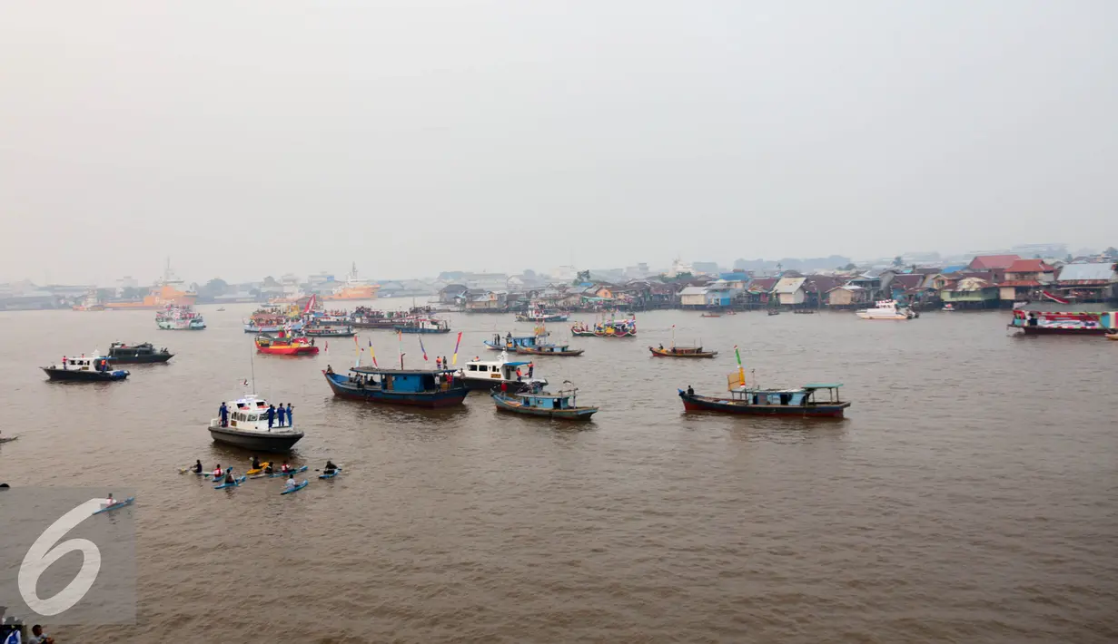 Sejumlah kapal hias konvoi menelusuri sungai Kapuas Besar dalam rangka memeriahkan Karnaval Air, Kalimantan Barat, Sabtu (22/8/2015). Rencananya sungai Kapuas akan menjadi kawasan waterfront City di Indonesia. (Liputan6.com/Faizal Fanani)
