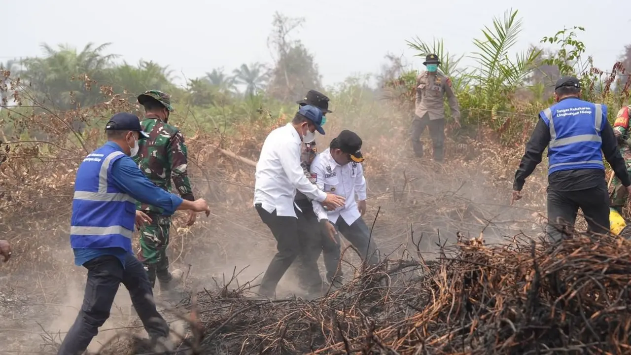 Menteri Lingkungan Hidup Hanif Faisol Nurofiq memantau kondisi kebakaran lahan di Rokan Hilir, Riau.