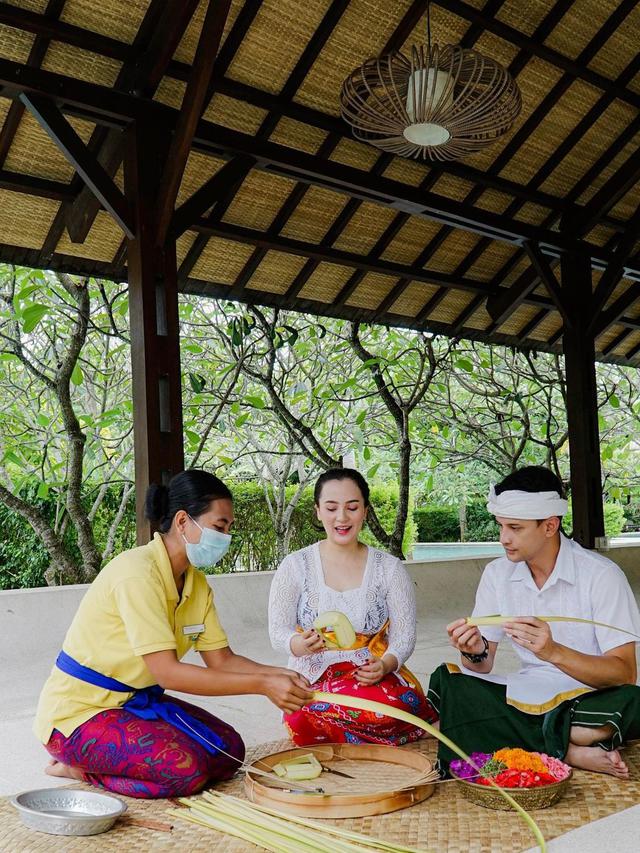 7 Potret Lucky Perdana dan Lidi Brugman Tampil Kompak dengan Busana Khas Bali