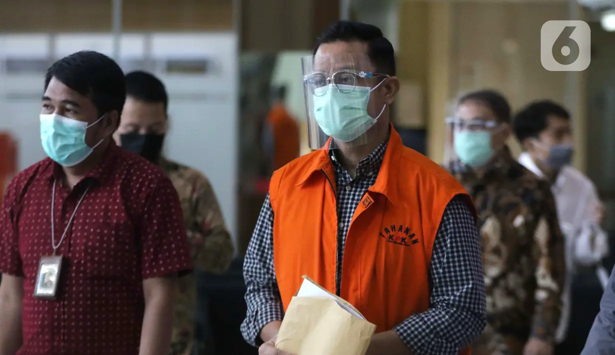 Mantan Menteri Sosial, Juliari P Batubara berjalan meninggalkan Gedung KPK usai menjalani pemeriksaan, Jakarta, Jumat (5/3/2021). Juliari Batubara diperiksa sebagai tersangka suap pengadaan paket bantuan sosial penanganan COVID-19 untuk wilayah Jabodetabek 2020. (Liputan6.com/Helmi Fithriansyah)