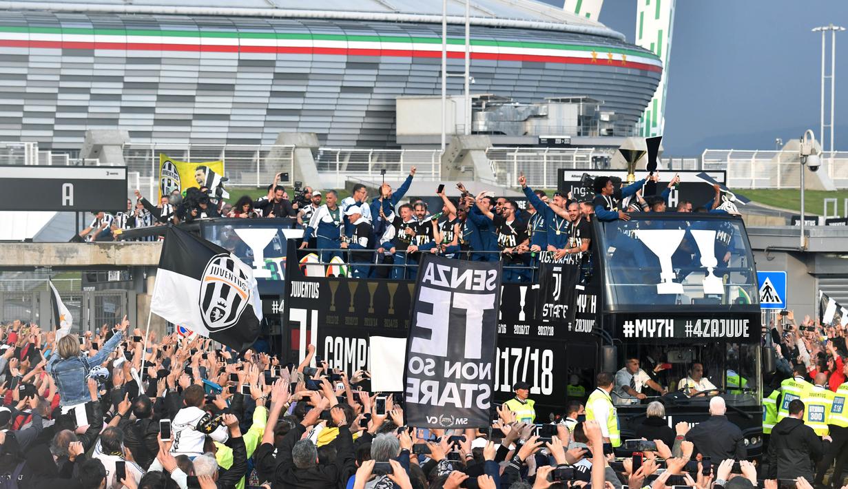 Rombongan pemain Juventus keluar dari stadion saat parade keberhasilan meraih juara Serie A 2017-2018 di Turin, Italia, (19/5/2018). Juventus raih gelar Seri A tujuh kali secara beruntun. (AFP/Andreas Solaro)