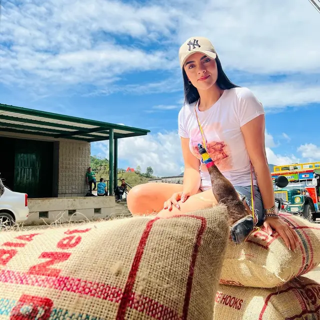 Polisi Tercantik di Dunia diNominasikan sebagai Influencer Polisi Terbaik 2022 di Instafest Awards