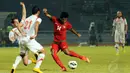 Pemain belakang timnas Indonesia, Imanuel Wanggai (kedua dari kanan) mencoba menembus hadangan dua pemain Suriah saat berlaga di Stadion GBK Jakarta, (15/11/2014). Timnas Indonesia kalah 0-2 dari Suriah. (Liputan6.com/Helmi Fithriansyah)