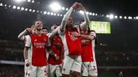 Pemain Arsenal Gabriel Magalhaes (kedua kanan) memberi isyarat saat merayakan dengan rekan setimnya usai mencetak gol ke gawang Southampton pada pertandingan sepak bola Liga Inggris di Emirates Stadium, London, Inggris, 11 Desember 2021. Arsenal menang 3-0. (AP Photo/Ian Walton)
