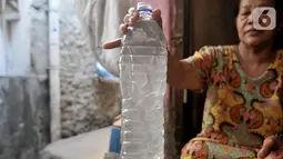 Warga menunjukkan kondisi air keruh di Kampung Baru Kubur Koja, Penjaringan, Jakarta, Minggu (6/10/2019). Kondisi ini menyebabkan warga mengeluh karena tidak dapat digunakan untuk MCK. (merdeka.com/Iqbal S Nugroho)