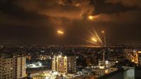Roket ditembakkan oleh militan Palestina ke Israel, dari Kota Gaza, Jumat, 5 Agustus 2022. (AP/Fatimah Shbair)