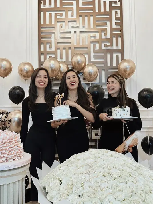 Dengan dekorasi balon emas dan hitam, para sahabat pun merayakan ulang tahun Beby. Dengan kompak mengenakan pakaian serba hitam. [@cassandralee]