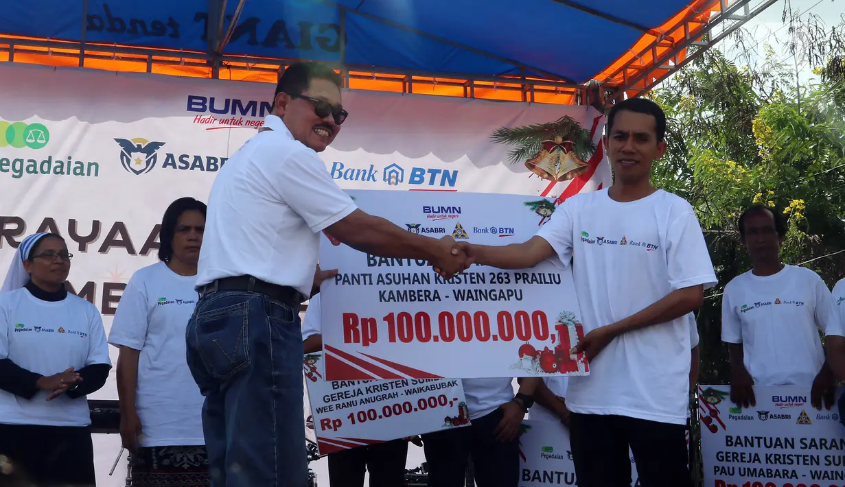 Perwakilan direksi Sinergi empat BUMN memberikan bantuan kepada pengurus panti asuhan saat Natal bersama dan bantuan CSR Sinergi BUMN di Kota Waingapu, Sumba Timur, Sabtu (15/12). Bantuan yang disalurkan lebih dari Rp 1 miliar. (Liputan6.com/JohanTallo)