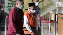 Bupati Hulu Sungai Utara (HSU), Abdul Wahid (tengah) sesaat sebelum rilis penetapan dan penahanan tersangka di Gedung KPK, Jakarta, Kamis (18/11/2021). Abdul Wahid merupakan tersangka suap dan gratifikasi pengadaan barang dan jasa di Kab Hulu Sungai Utara 2021-2022. (Liputan6.com/Helmi Fithriansyah)