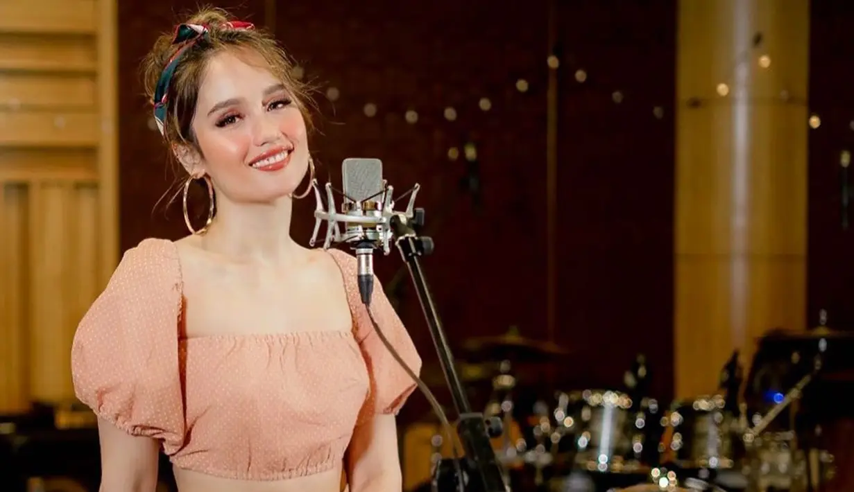 Drama Korea kini tengah digandrungi masyarakat dari berbagai kalangan termasuk para selebriti Indonesia. Namun ternyata tidak dengan Cinta Laura, ia mengaku belum pernah menonton drama Korea sama sekali. (Instagram/claurakiehl)