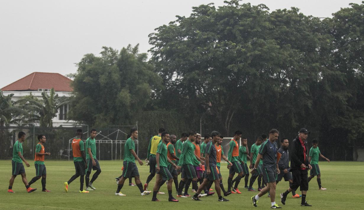 Para pemain timnas Indonesia usai berlatih jelang Piala AFF 2016 di Lapangan Sekolah Pelita Harapan, Banten, Selasa (15/11/2016). Latihan ini tidak diikuti oleh Irfan Bachdim karena cedera. (Bola.com/Vitalis Yogi Trisna)