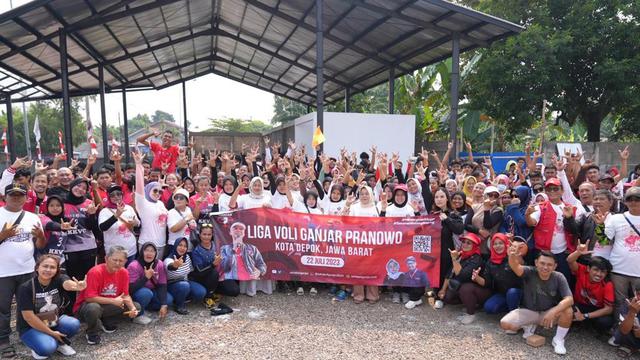 Relawan pendukung calon presiden atau capres Ganjar Pranowo, Sahabat Ganjar, menggelar lomba voli antarkampung yang melibatkan putra dan putri dari berbagai desa setempat bagi warga Kota Depok, Jawa Barat.