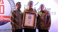 Direktur Utama bank bjb, Yuddy menerima penghargaan Indonesia Best Public Companies 2019 dalam acara Wealth Added Creator Award 2019.