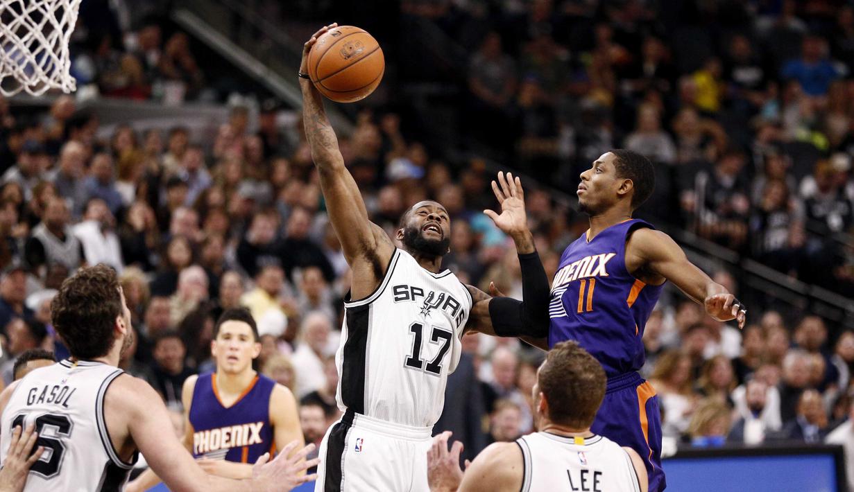 Pemain Spurs, Jonathon Simmons #17 mengamankan bola rebound dari kejaran pemain Phoenix Suns, Brandon Knight #11  pada laga NBA di AT&T Center, (28/12/2016). (Reuters/Soobum Im-USA TODAY Sports)