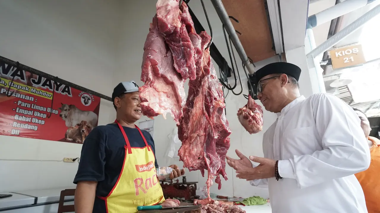 Wakil Bupati Banyuwangi Mujiono pantai harga sejumlah kebutuhan pokok jelang lebaran (Istimewa)