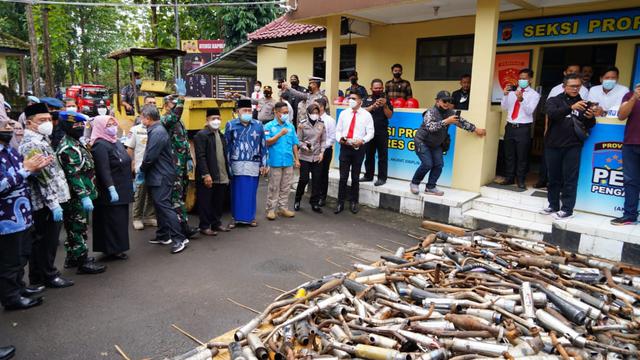 Kepolisian Resort (Polres) Garut, berserta Forum Koordinasi Pimpinan Daerah (Forkpimda) Garut, Jawa Barat, menghancurkan ribuan botol minuman keras (Miras) dan ratusan knalpot bising menjelang masuknya Ramadan 1443 H tahun ini.