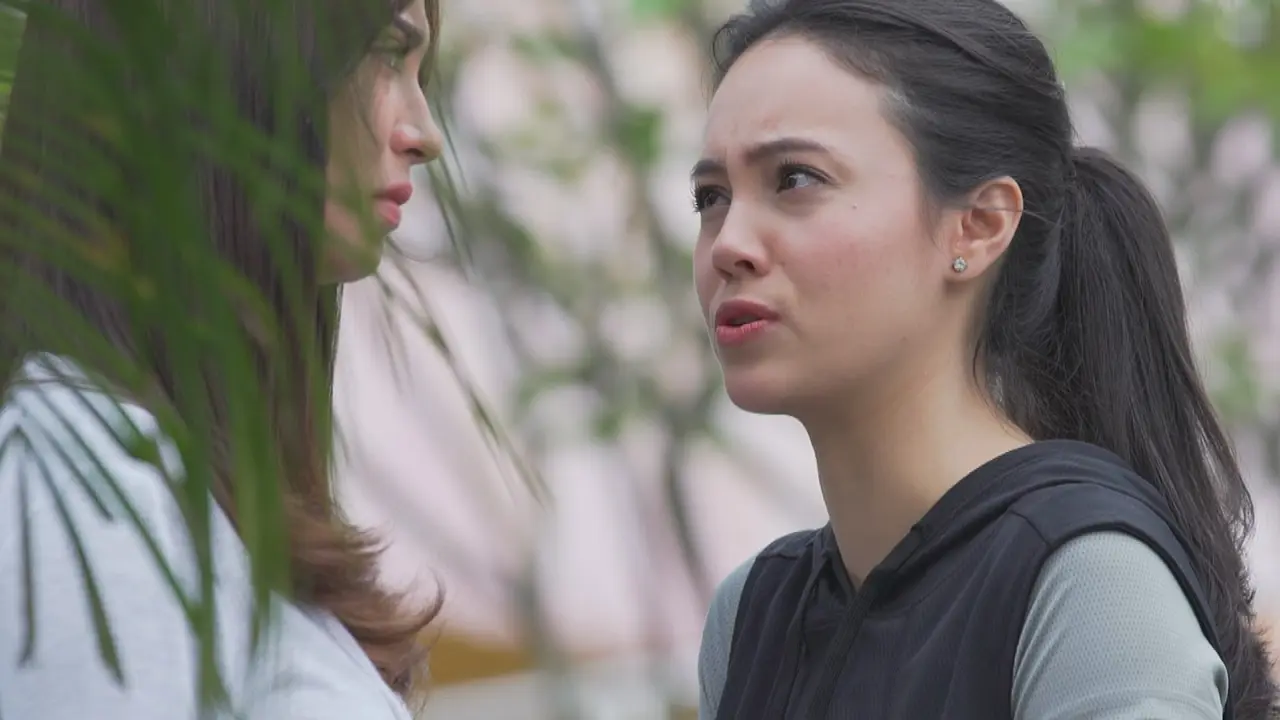 Di Antara Dua Cinta
