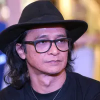 Andy pun bercerita bahwa ia menjadi seorang dewa tuak yang berusia 80 tahun dan memiliki banyak murid. Di usianya yang lanjut itu, dewa tuak ini gemar sekali mengkonsumsi tuak. (Adrian Putra/Bintang.com)