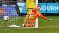 Kiper Juventus, Emil Audero gagal mengantisipasi tendangan pinalty pemain Melbourne Victory pada ajang International Champions Cup football di Melbourne, (23/7/2016). (AFP/Paul Crock)