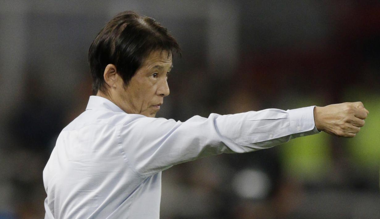 Pelatih Thailand, Akira Nishino, saat melawan Indonesia pada laga kualifikasi Piala Dunia 2022 di SUGBK, Jakarta, Selasa (10/9). Indonesia takluk 0-3 dari Thailand. (Bola.com/M Iqbal Ichsan)