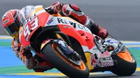 Marc Marquez menjajal sirkuit Le Mans dalam sesi kualifikasi MotoGP Prancis. (AFP / JEAN-FRANCOIS MONIER)