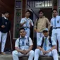 Siswa SMA 1 Long Bagun saat berfoto di depan kos yang telah digratiskan pemiliknya selama mengikuti ujian.