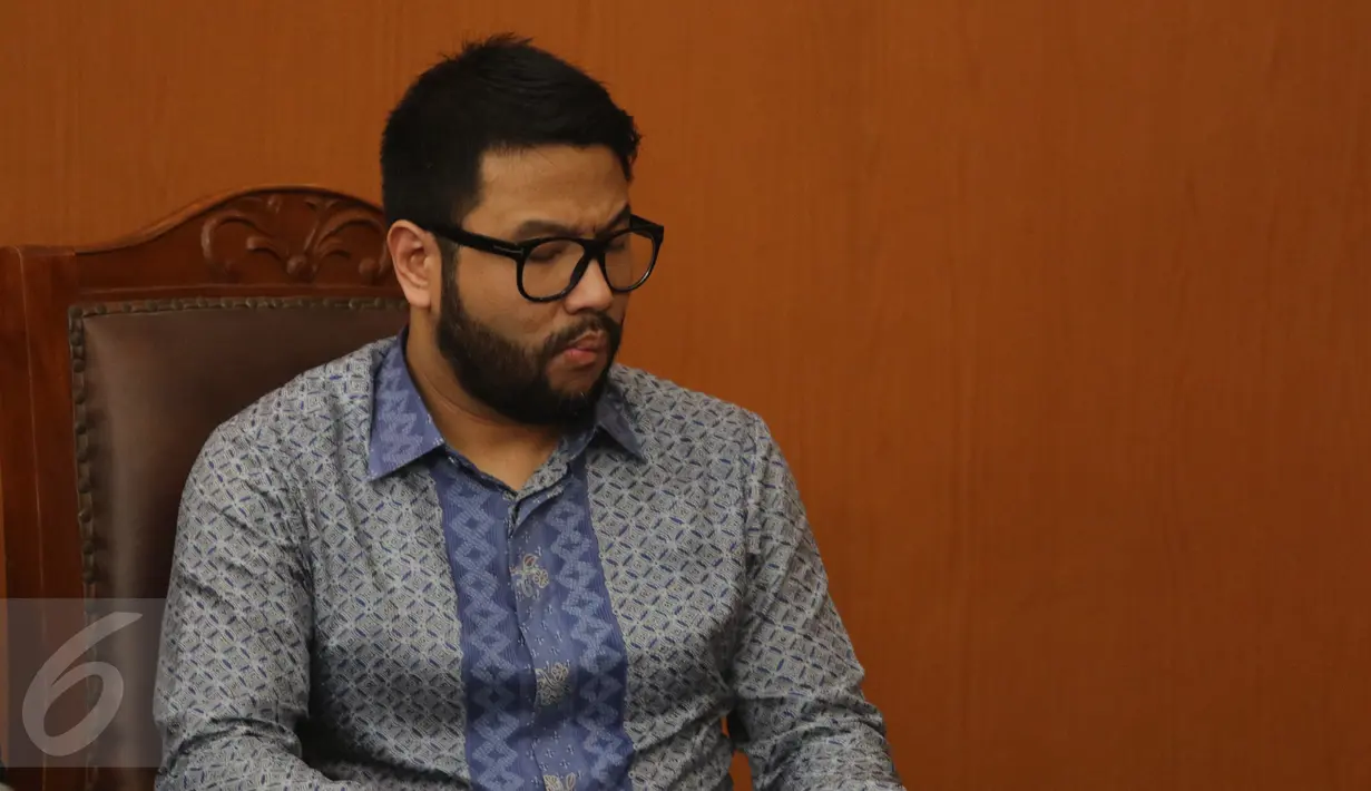Suami artis Cathy Sharon, Eka Kusuma saat menjalani persidangan gugatan cerai di Pengadilan Negeri Jakarta Selatan, (11/4/2016). Majelis hakim menolak gugatan cerai yang dilayangka Eka Kusuma terhadap mantan VJ MTV itu. (Liputan6.com/Herman Zakharia)