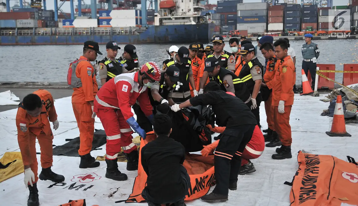 Tim SAR memasukan potongan tubuh korban jatuhnya pesawat Lion Air JT 610 saat tiba di posko evakuasi JICT 2, Tanjung Priok, Jakarta, Kamis (1/11). (Merdeka.com/Iqbal S. Nugroho)